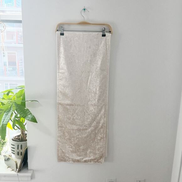 White Crushed Velvet Tablecloth Runner - Picture 1 of 3